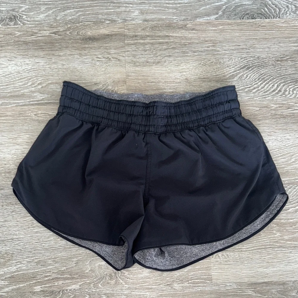 Lululemon Choose A Side Reversible Mid Rise Shorts Size 6